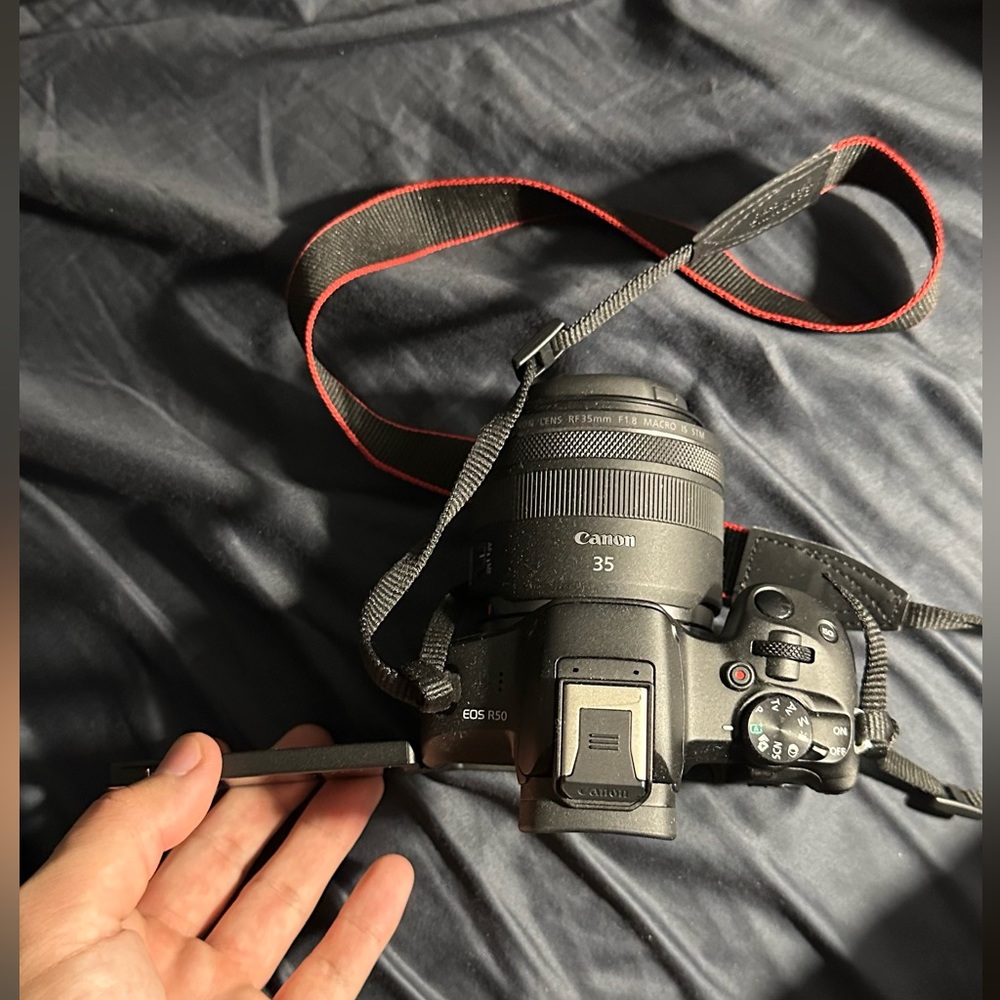 Canon EOS R50 Camera - Picture 2 of 3